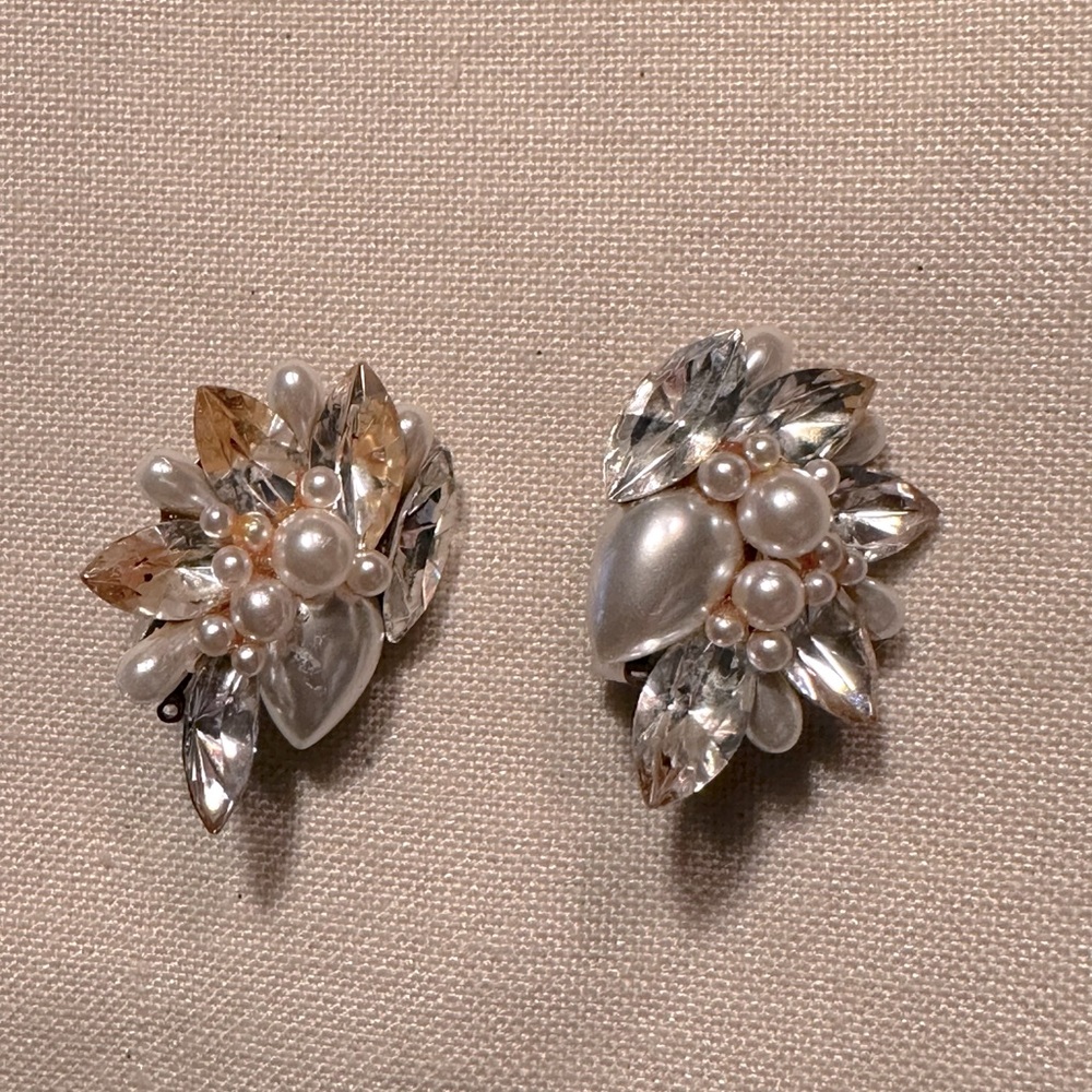 Elegant pearl rhinestone vintage earrings. Elegance and flare. Clip back